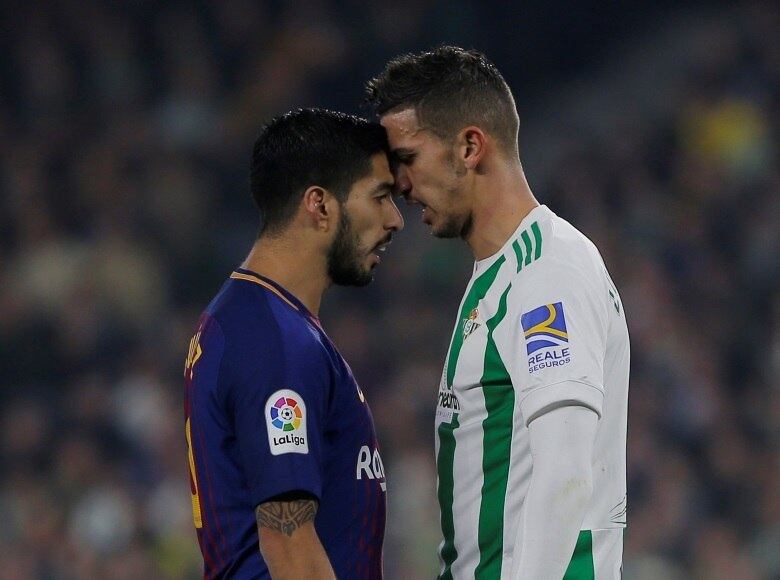 marrocos La Liga Santander - Real Betis vs FC Barcelona
Soccer Football - La Liga Santander - Real Betis vs FC Barcelona - Estadio Benito Villamarin, Seville, Spain - January 21, 2018 Barcelona’s Luis Suarez clashes with Real Betis' ZouhairFeddal REUTERS/Jon Nazca
