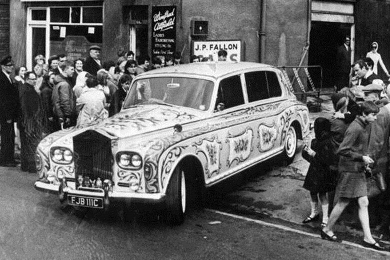 Não pense que as alterações terminaram apenas na pintura, a empresa instalou uma cama dupla no banco traseiro, instalou uma televisão, um frigorífico, um telefone, um leitor de vinil e um sistema de som