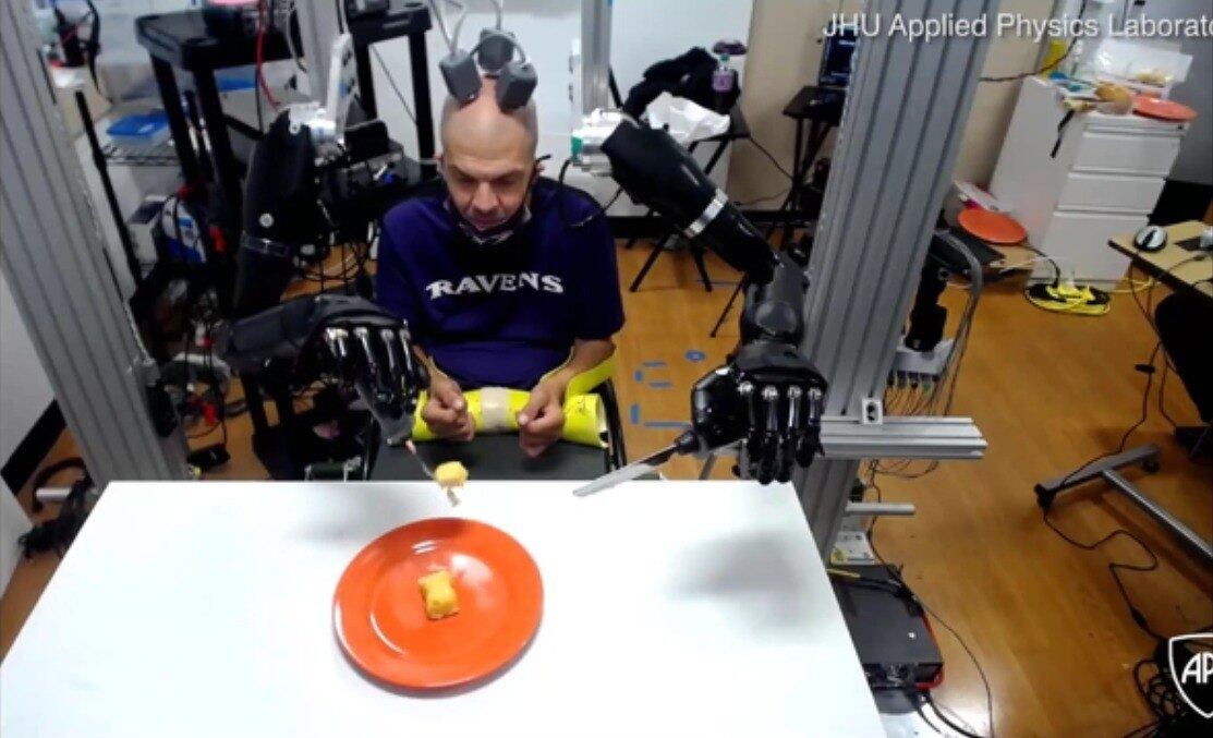 "Nosso objetivo
final é fazer com que o robô faça a maior parte do trabalho e deixar o usuário
encarregado dos detalhes: o que comer, onde cortar, quão grande deve ser o
pedaço cortado", disse David Handelman, um roboticista sênior da JHM