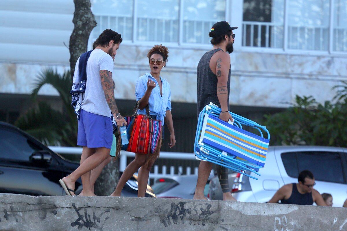 Sheron Menezes exibe corpão em dia de praia com os amigos no Rio de Janeiro
