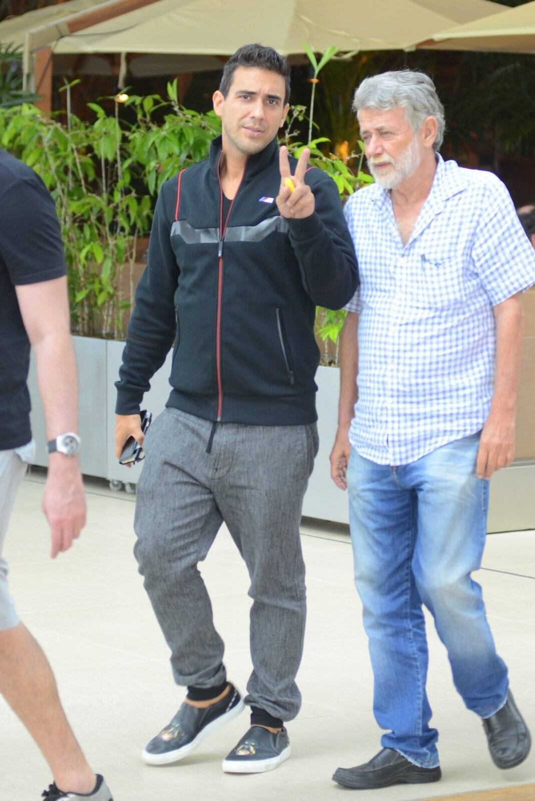 André Marques foi visto, nesta quinta-feira (23), almoçando com o pai no Shoppping Village
Mall, na Barra da Tijuca, Rio de Janeiro