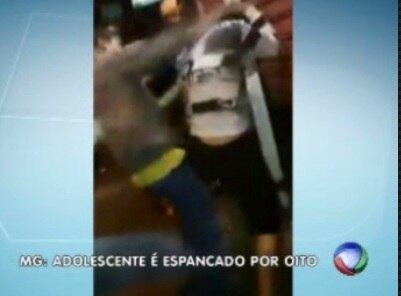 Garoto leva soco de um dos oito agressores