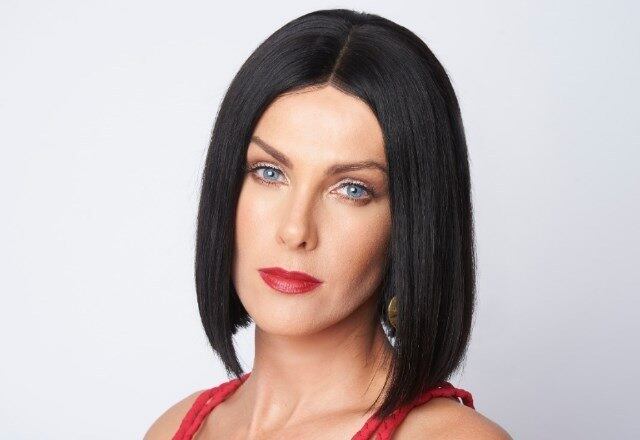 Quem acompanha Ana Hickmann notou
que a apresentadora não mede esforços para trazer novas referências de beleza
no Hair, reality dos cabelos, da Record TV. Desde o especial Família Record em 2019, ela mostrou o
quanto pode ser divertido mudar a cor e formato dos cabelos sem ter que usar
química, alongamento ou corte. “Eu já tinha usado perucas em fotos, mas foi
algo mais rápido e improvisado. O Família
Record foi a minha primeira experiência com essa técnica de colocação de
lace para ficar mais tempo. O Felipe Cavina [profissional responsável pela
aplicação] deixa tudo perfeito, com caimento, você pode jogar o cabelo para o
lado de uma forma mais natural”, comenta.