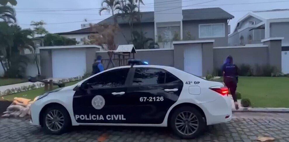 Agentes aprenderam carros, celulares, tablets e documentos
