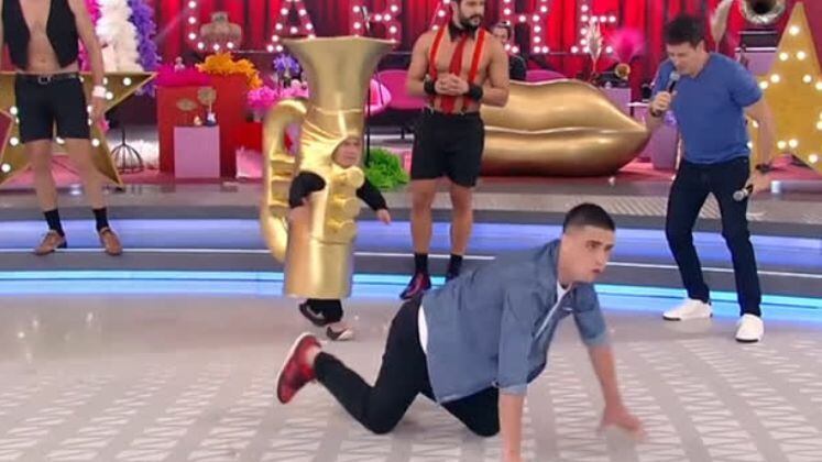 Enquanto alguns pretendentes imitam grandes personalidades e personagens, Diego revolucionou e resolveu imitar um pitbull no palco do programa! O estudante de 19 anos joga futebol e usa a habilidade para comemorar seus gols.
Continue acompanhando o Vai dar Namoro no Hora do Faro, que vai ao ar aos domingos, a partir das 16h, na Record TV.