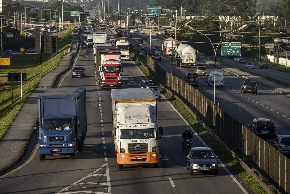 Acidente ocorreu na rodovia Dutra, na altura de São José dos Campos