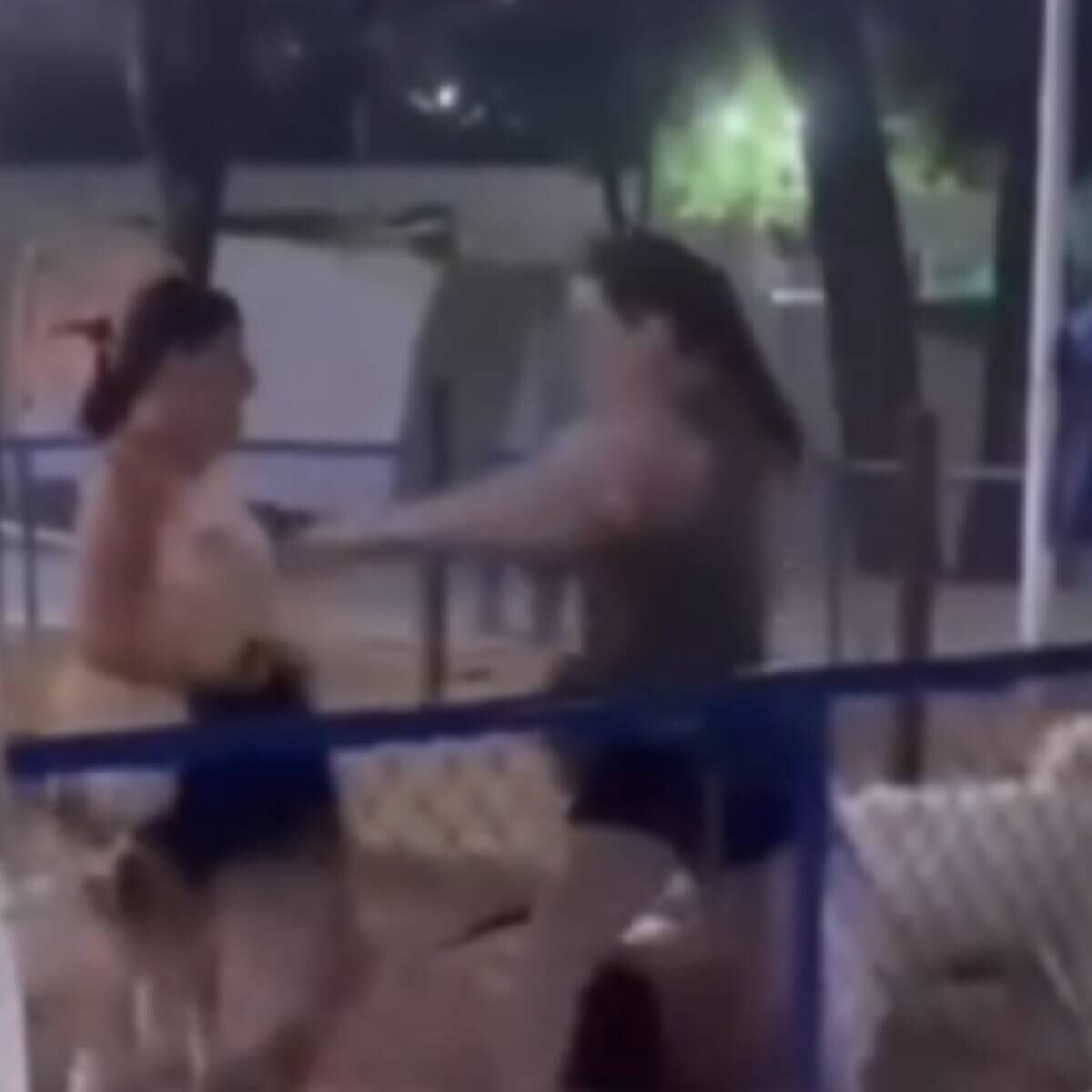 Médica ataca pessoas com spray de pimenta e arma de choque em praça