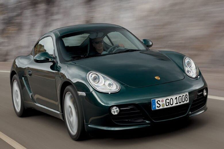 7°verde — De todas as cores do ranking, a que mais despenca é justamente o verde. Talvez seja uma cor em extinção, o porquê disso. é que nos últimos três anos a venda de automóveis cor de mato caiu 30%, tornando-se apenas 3,5 % de todos os tons de motor em 2016 com 1.066.496 na estrada - 466.563 a menos que em 2013. Aqui no Brasil, o comércio de carros verdes é bem pequeno, a procurar normalmente costuma acontecer por encomenda, raramente alguma marca disponibiliza direto de fábrica

