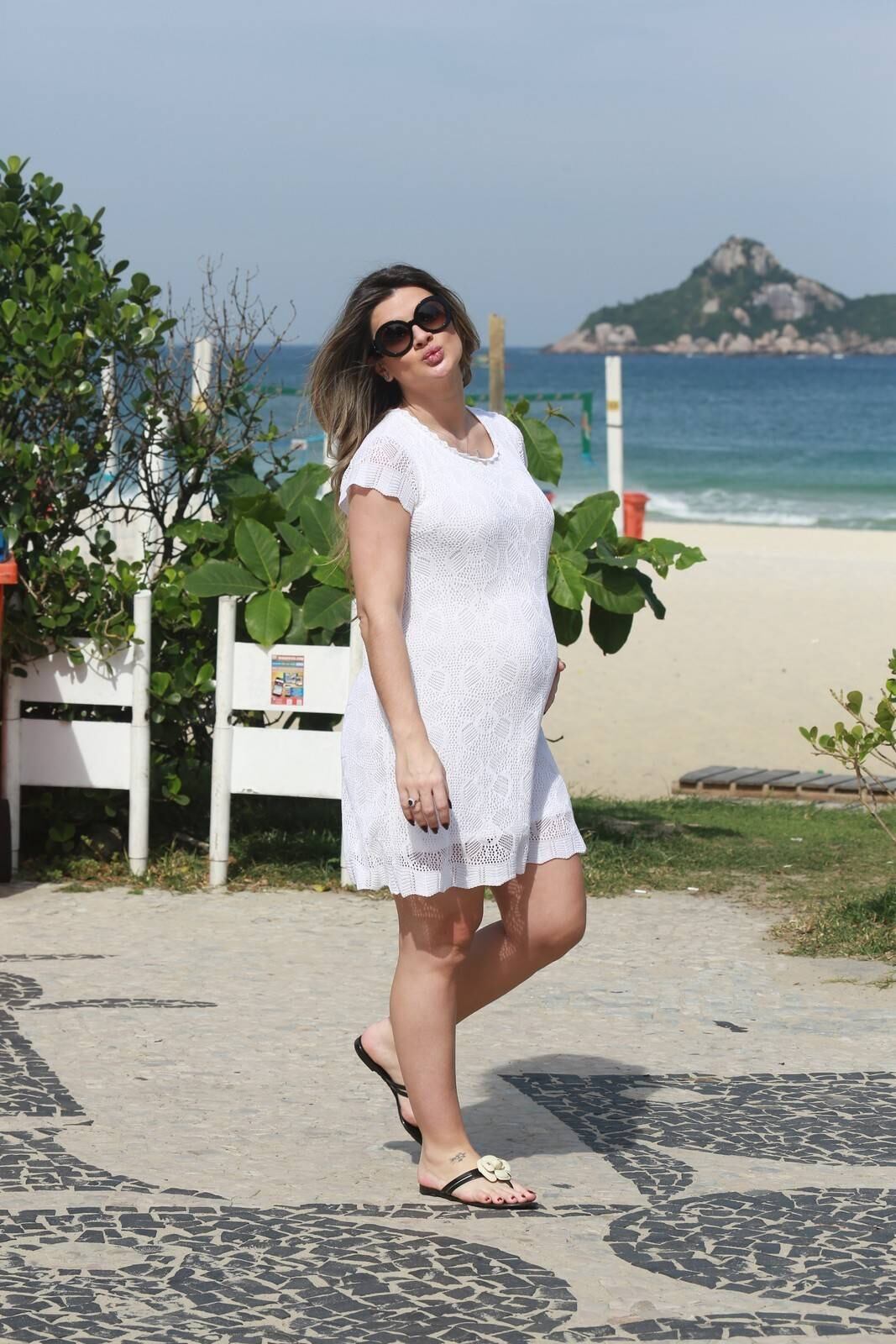 Mirella Santos exibiu o barrigão na Barra da Tijuca, no Rio de Janeiro