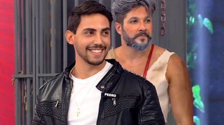 Pedro mostrou que conseguia mexer as orelhas para tentar atrair as meninas, mas não agradou com a habilidade. “Apesar de saber mexer as orelhas, ele não mexeu com meu coração”, disparou Sabrina.
Continue acompanhando o Vai dar Namoro na Record TV aos domingos, a partir das 15h45.