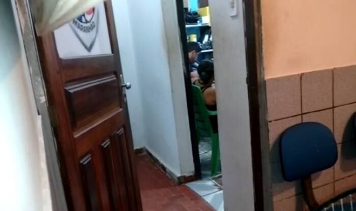 O namorado da mãe biológica foi visitar a
filha e naquele momento ela estava bem, apenas com tosse. Em outro dia que ele
a procurou, a menina precisou ser levada a um hospital pois estava passando mal
e que, mais tarde, faleceu