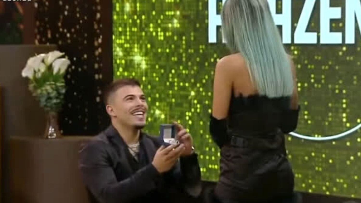 Deu namoro, deu! Thomaz preparou uma surpresa para Tati e a pediu oficialmente em namoro, de joelhos e com alianças em mãos, durante o último festerê da temporada, a Festa das Festas, que reuniu os três finalistas Babi, Bia e Iran com os ex-participantes do reality. A cantora, feliz, aceitou o pedido