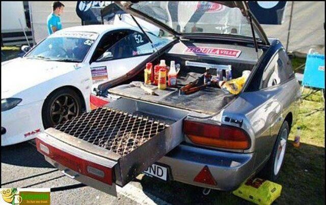 Os mais humildes, que não puderam trocar de carro, improvisam mesmo assim!
