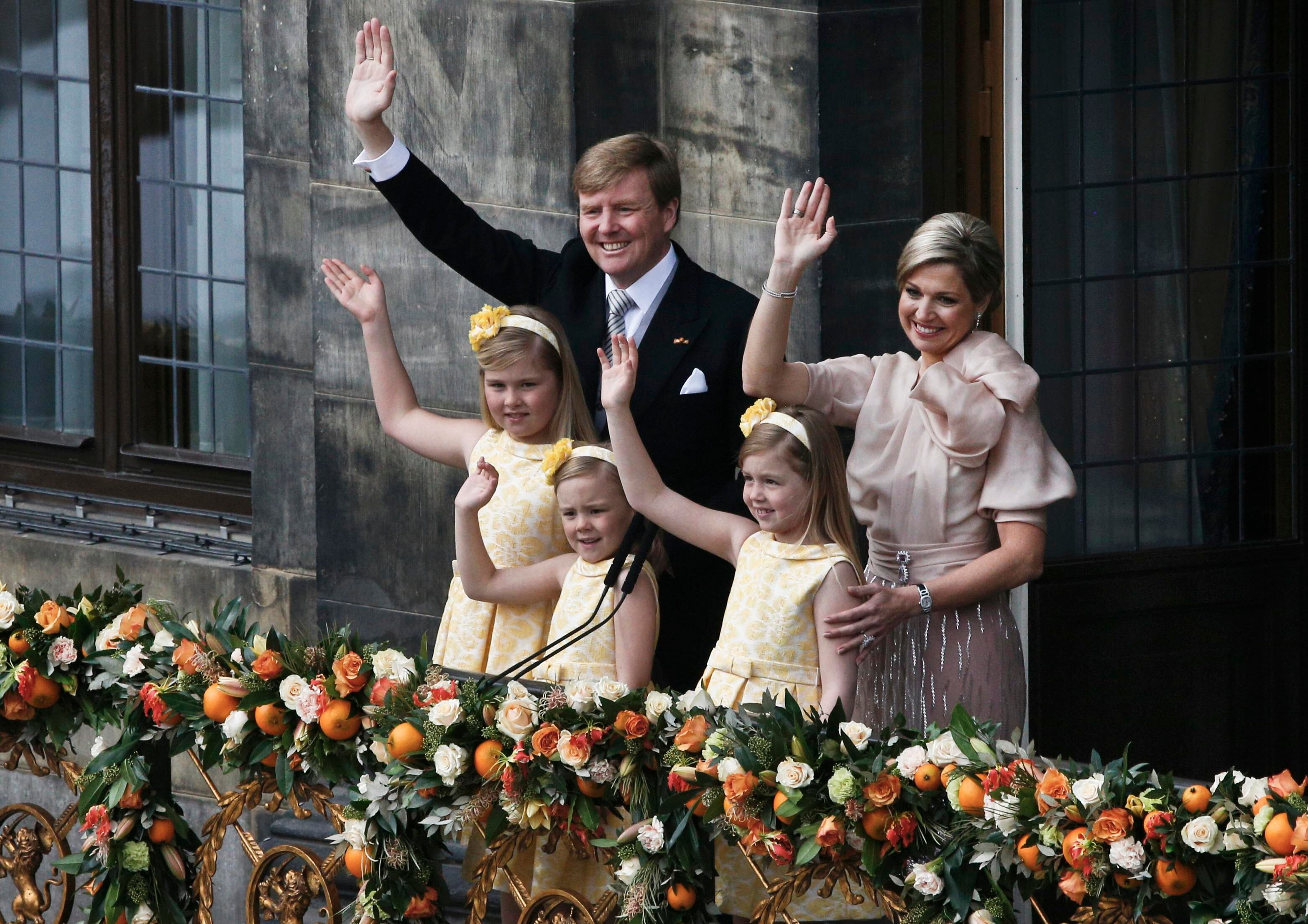 A agora princesa Beatrix então se retirou para o interior do palácio, dando passagem aos novos reis, que cumprimentaram o povo junto a suas três filhas: Catharina-Amalia, de 9 anos e a herdeira do trono, Alexia, de 7, e Ariane, de 6