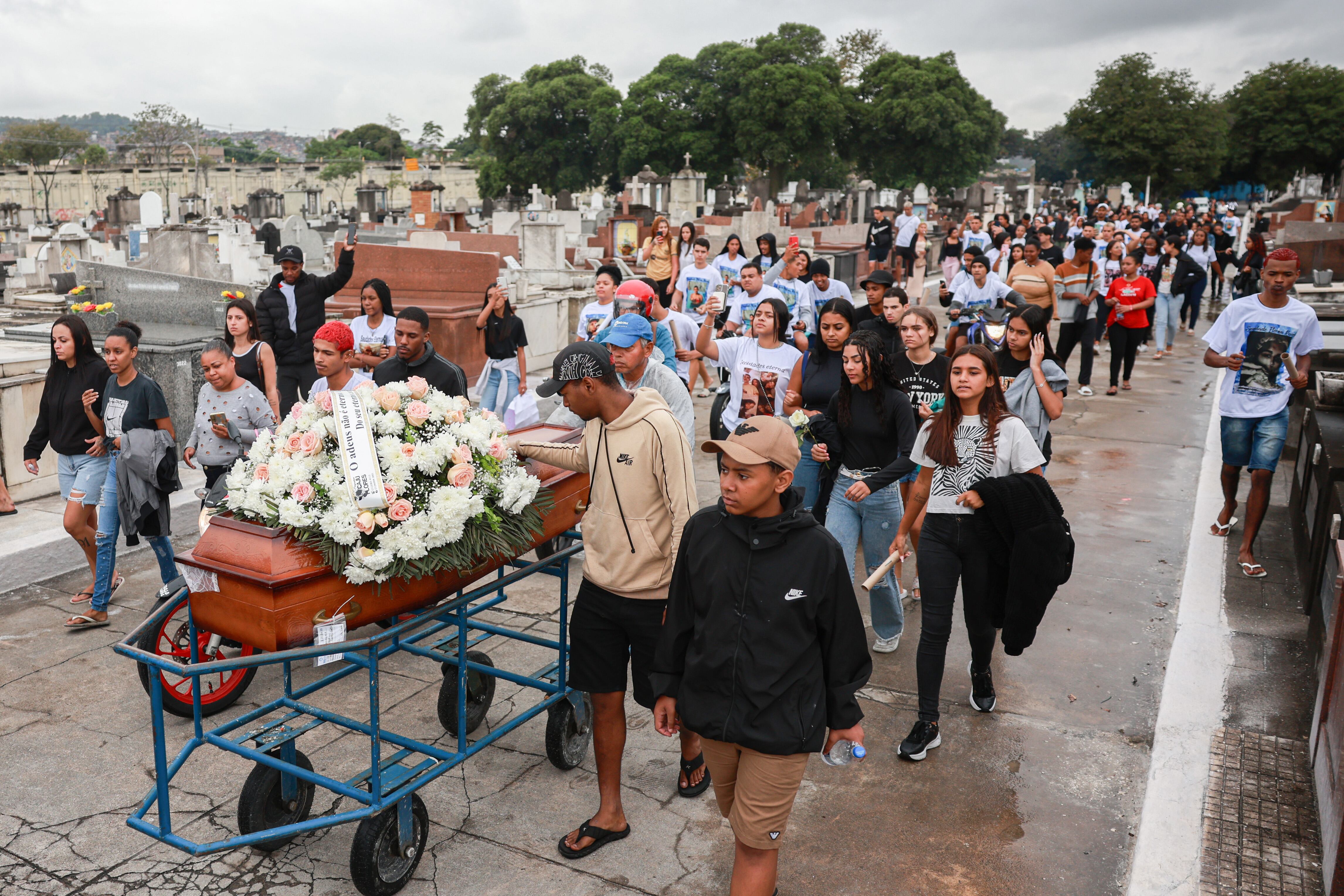 Rio de Janeiro (RJ), 31/10/2025 – Sepultamento de Ravel Rios uma das vitimas da operação contenção, no cemitério de cemitério de Inhaúma.
Foto: Joédson Alves/Agência Brasil