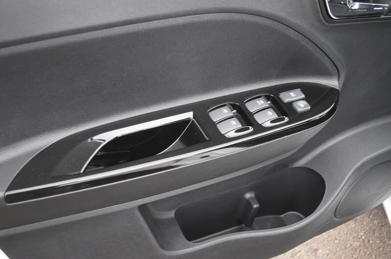 A forração das portas foi melhorada e recebeu acabamento plástico do tipo black piano. Leia a avaliação completa
Quer ler mais notícias? Acesse R7.com/carros