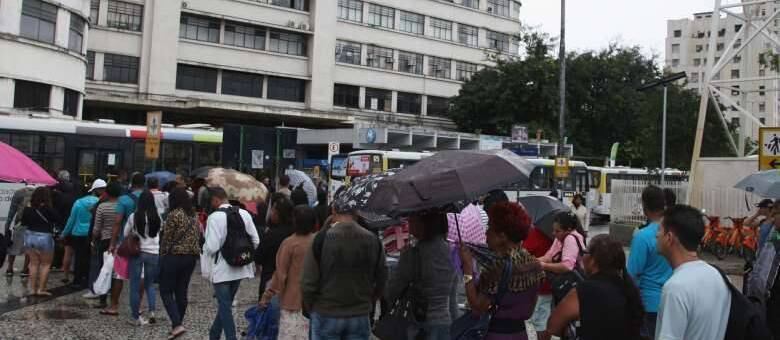 Passageiros fizeram fila nesta quarta em pontos de ônibus da Central do Brasil; Rio Ônibus fala em baixa adesão à greve