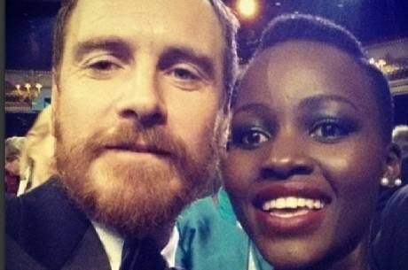De acordo com um jornal inglês, Lupita Nyong’o estaria namorando
Michael Fassbender. Eles atuaram juntos em 12
Anos de Escravidão, mas a relação de seus personagens no filme não era nada
amorosa. Fassbender interpreta um dono de terras e Lupita é sua escrava – a que
ele mais gosta de maltratar. Uma das cenas mais fortes do filme, ele manada
açoitá-la praticamente até a morte. Em outra parte, o senhor dos escravos força
ela a fazer sexo