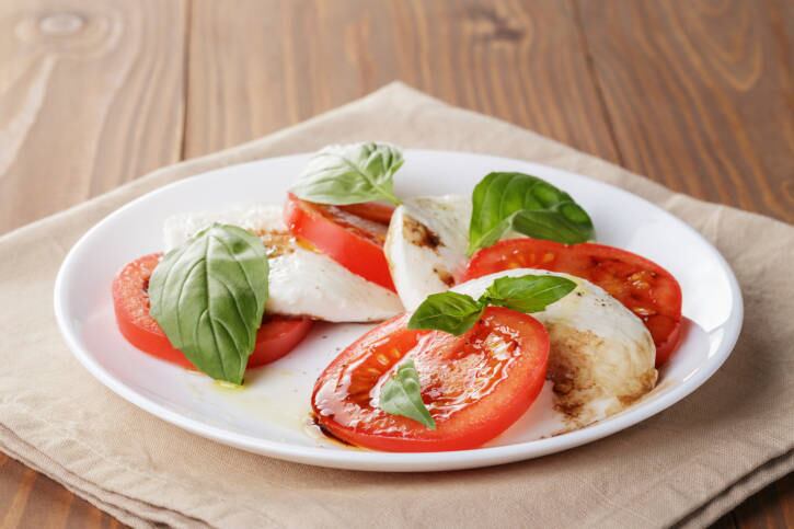 Encolha seus pratos

Escolha um prato menor do que costuma para comer. Automaticamente você irá comer menos. Encolher o seu prato ou tigela pode fazer você consumir até 200 calorias a menos por dia, eliminando de 10 a 20 quilos em um ano

