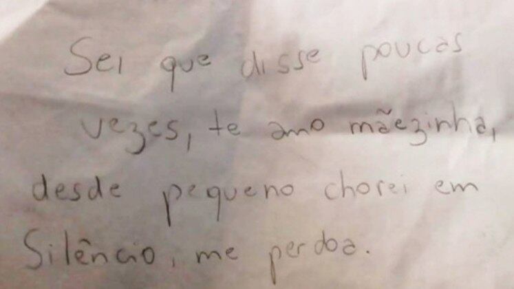 Eduardo saiu no último domingo (12) levando apenas o celular. O modelo deixou um bilhete em cima da cama dizendo: “Sei que disse poucas vezes, te amo mãezinha, desde pequeno chorei em silêncio, me perdoa”