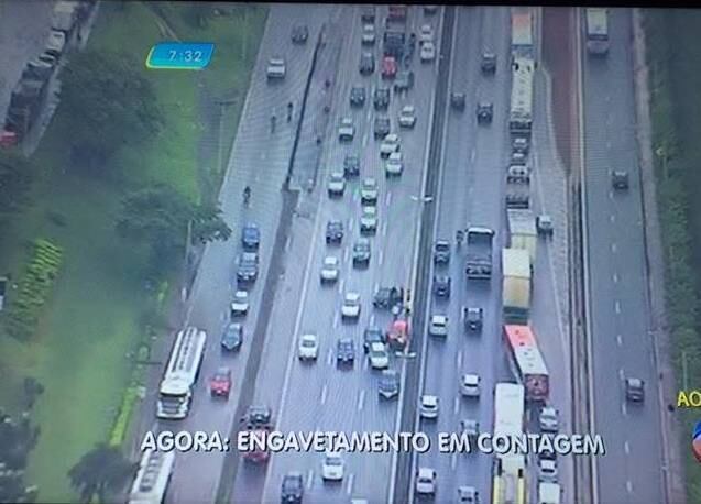 Por causa do acidente, há aproximadamente cinco quilômetros de congestionamento no sentido Betim, na Grande BH