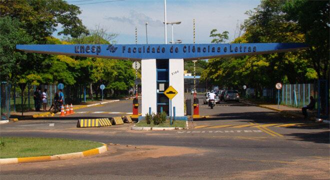 A primeira fase do vestibular da Unesp (Universidade de Estadual de São Paulo) foi aplicada na terça-feira (15), com a prova de conhecimentos gerais. A lista com o resultado dos aprovados para a segunda fase estará disponível no dia 5 de dezembro no site da Vunesp. Ao todo são ofertadas 7.680 mil vagas em 24 cidades do estado de São Paulo. A aplicação da segunda fase será em 19 de dezembro e a divulgação do resultado será em 1º de fevereiro de 2023.