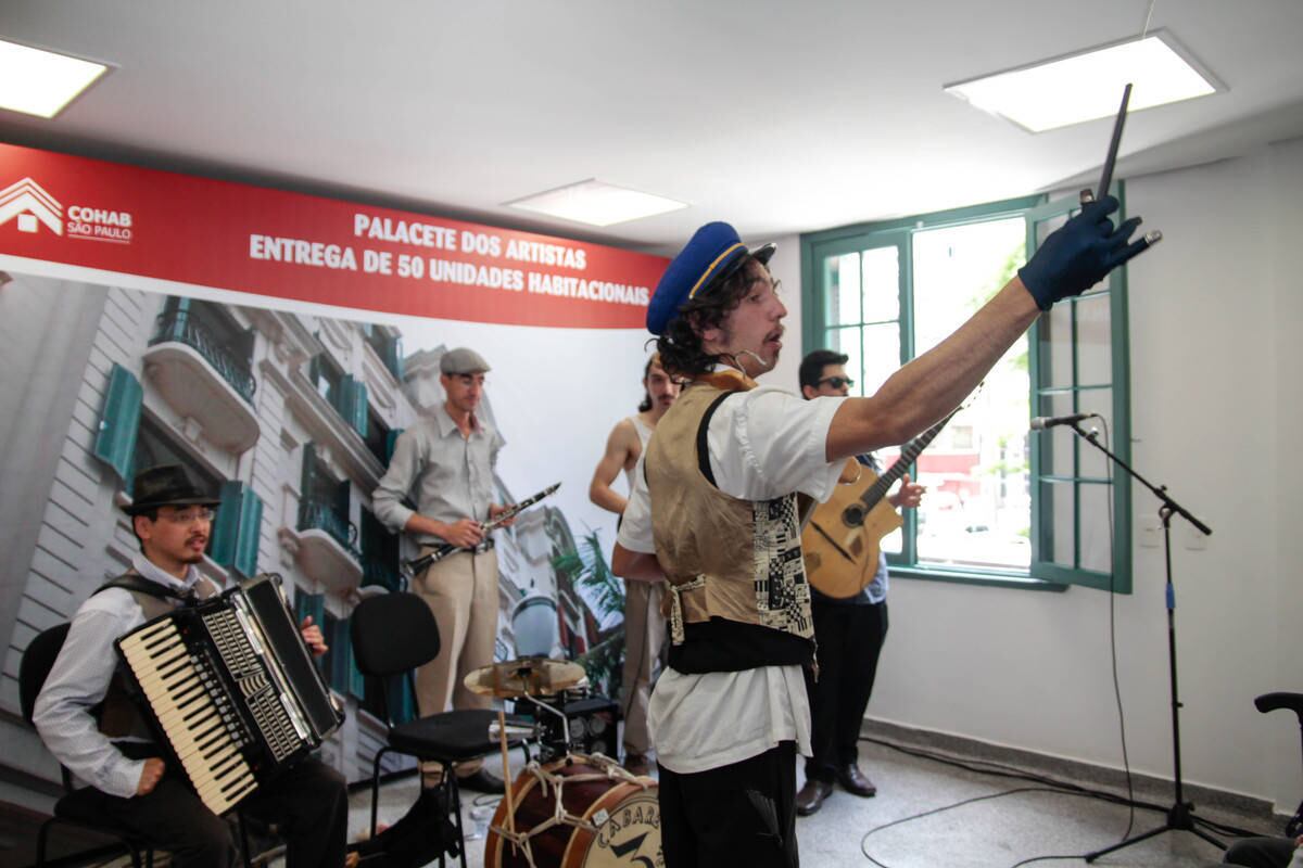 Os 50 apartamentos são destinados a entidades como Sindicato
dos Artistas, Movimento de Moradia dos Artistas e Técnicos, Cooperativa
Paulista de Teatro, Associação Cultural de Condomínio dos Artistas e Técnicos,
Ordem dos Músicos, Balé Stagium, GARMIC e Associação Nova Conquista