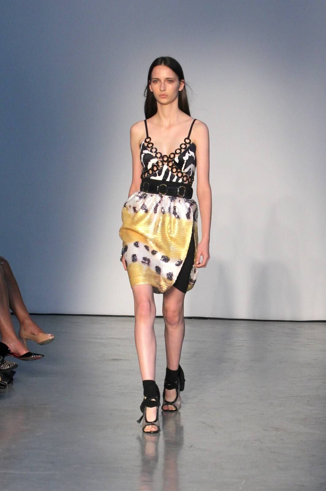 O segundo dia de desfiles da temporada inverno 2015 da São Paulo Fashion Week começou com a coleção do estilista Pedro Lourenço, nesta terça-feira (4). As modelos entraram na passarela após uma hora de atraso e vestiram peças feitas de diferentes materiais, que iam desde os trabalhos com paetês até detalhes com argolas de meta. Além dos casacos e saias que deram um ar sexy à coleção, as sandálias com saltos largos, arredondados e amarrações no tornozelo também foram destaque na passarela