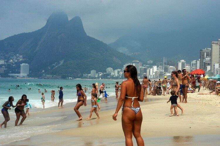 O morro Dois Irmãos embeleza a paisagem do Rio, mas as nossas musas encantam muito mais 