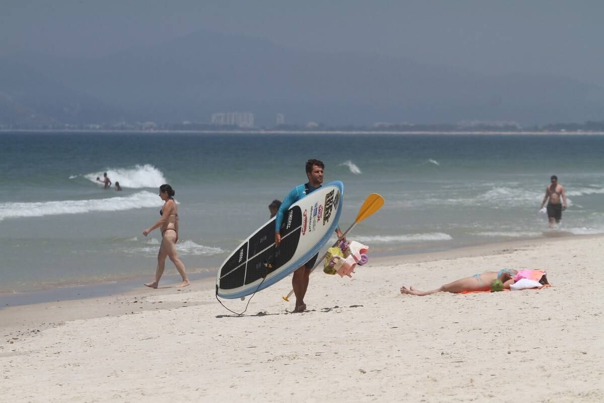 Bruno Gagliasso e Ricardo Pereira praticam stand up paddle na praia da Barra da Tijuca, no Rio