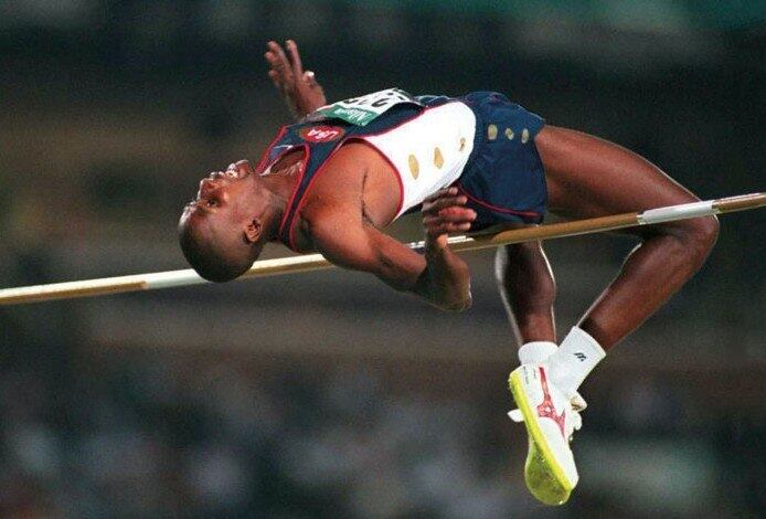 O recorde olímpico do salto em altura é dos mais antigos nas provas de atletismo. Nos Jogos de Atlanta, em 1996, Charles Austin, dos Estados Unidos, saltou 2.39 metros e estabeleceu o índice.