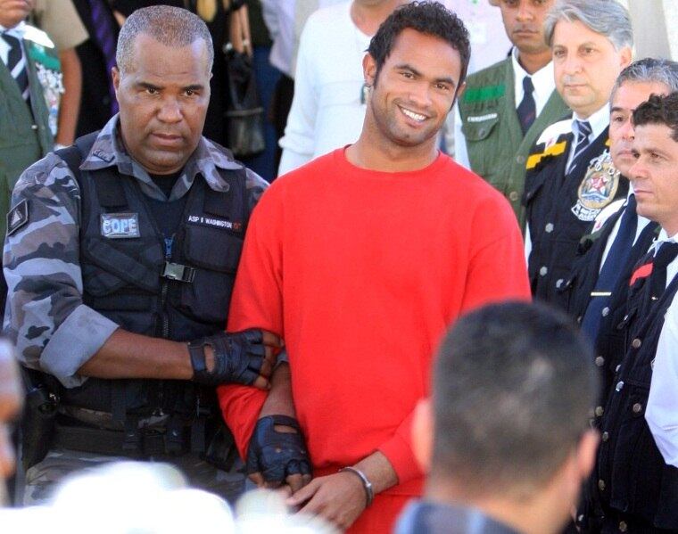 Frequentar páginas policiais não é algo incomum entre jogadores de futebol. Muitos vêm de classes sociais mais desfavorecidas e têm pouca estrutura no momento de lidar com a fama. O caso do goleiro Bruno é um dos mais graves. Ele está preso, condenado a 22 anos e três meses de prisão, por participação no assassinato da modelo Eliza Samudio
Em casa! MC Leozinho cozinha e bate papo com Mylena Ceribelli
