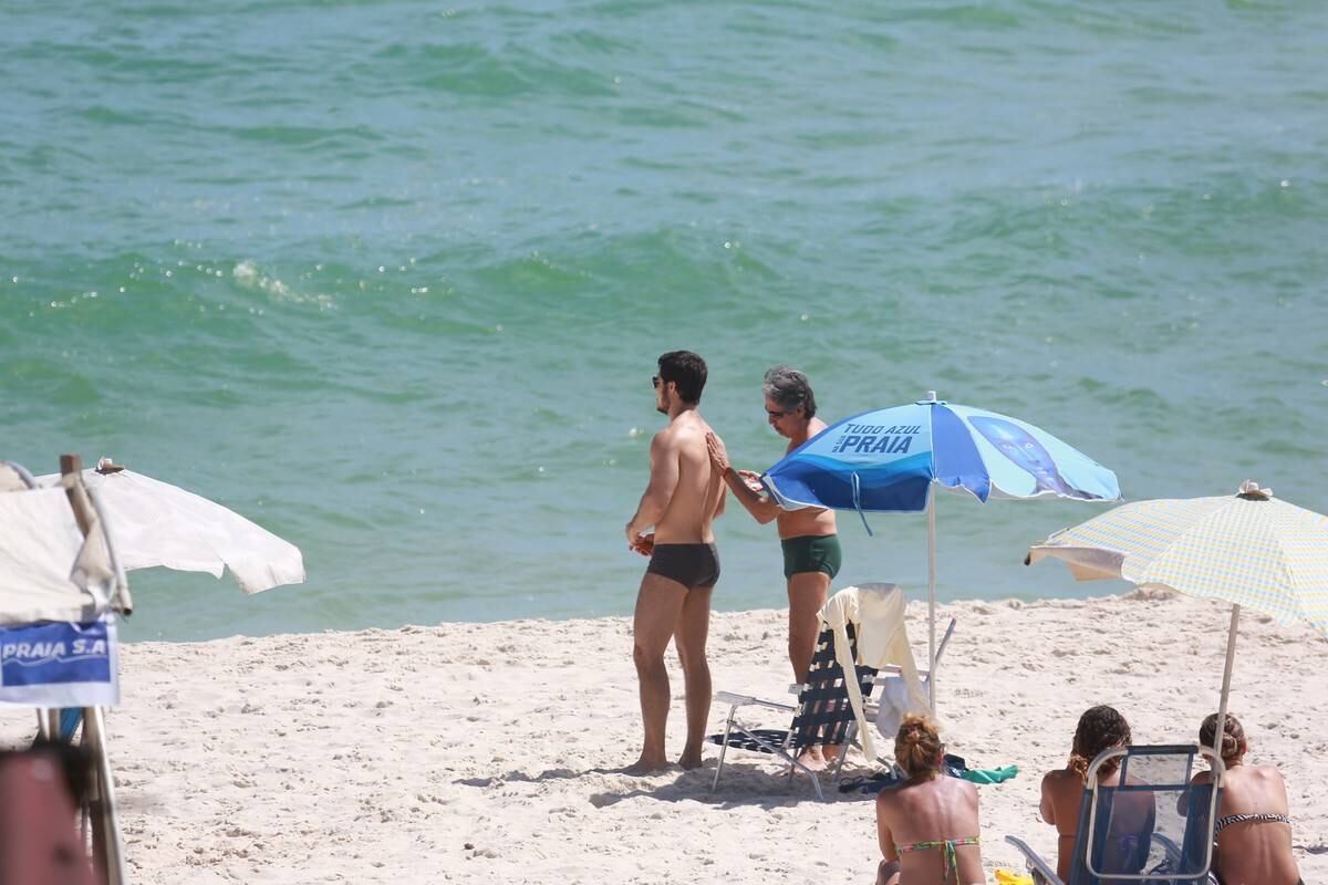 Emiliano D'Avila mostra atributos físicos em dia de praia no Rio