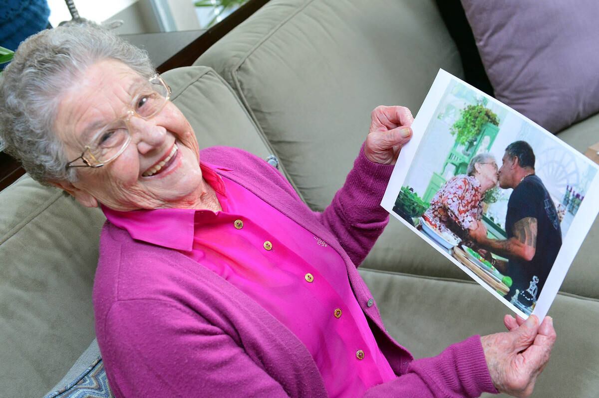 Alexandre Frota


— Frota, você ficou na história! [risos]. Eu te amo, você
sabe que eu te amo. Você sabe que desde que você ia na Gazeta ver meus
salgadinhos lá na minha cozinha...Você é uma pessoa maravilhosa. Você só tem
tamanho, você é uma criança. Você é lindo. Beijão da Vovó Palmirinha, viu