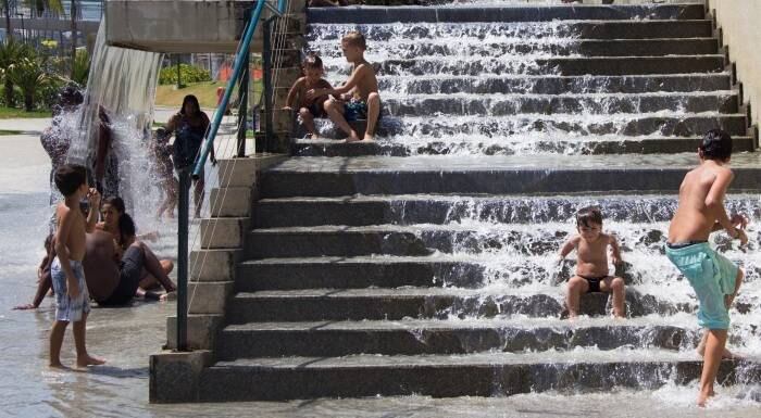 A escada virou cachoeira e o melhor lugar para sentar e relaxar