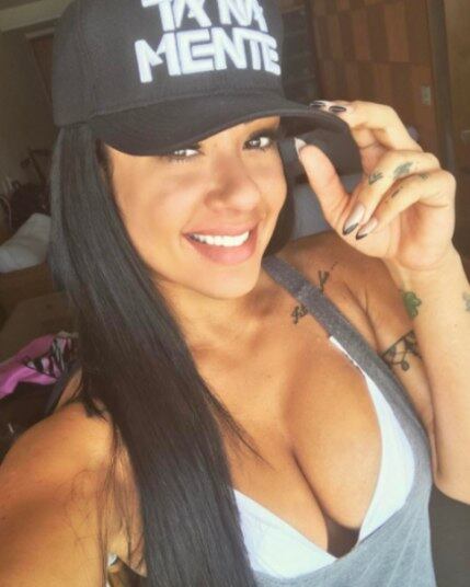 Sue Lasmar é uma das principais musas fitness da atualidade. A morena costuma publicar fotos nas redes sociais que mostram sua beleza e corpo para lá de definido. Desta vez, a gata postou uma imagem em que aparece fazendo massagem no bumbum. Seus fãs, é claro, foram à loucura e não pouparam elogios à bela. Veja a imagem a seguir