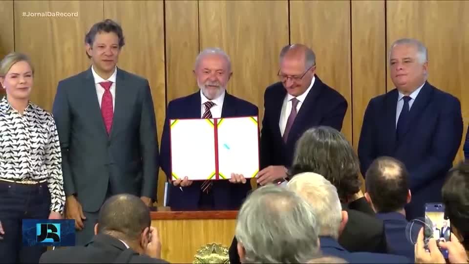 Lula lança programa com medidas para diminuir impactos do tarifaço nas empresas brasileiras