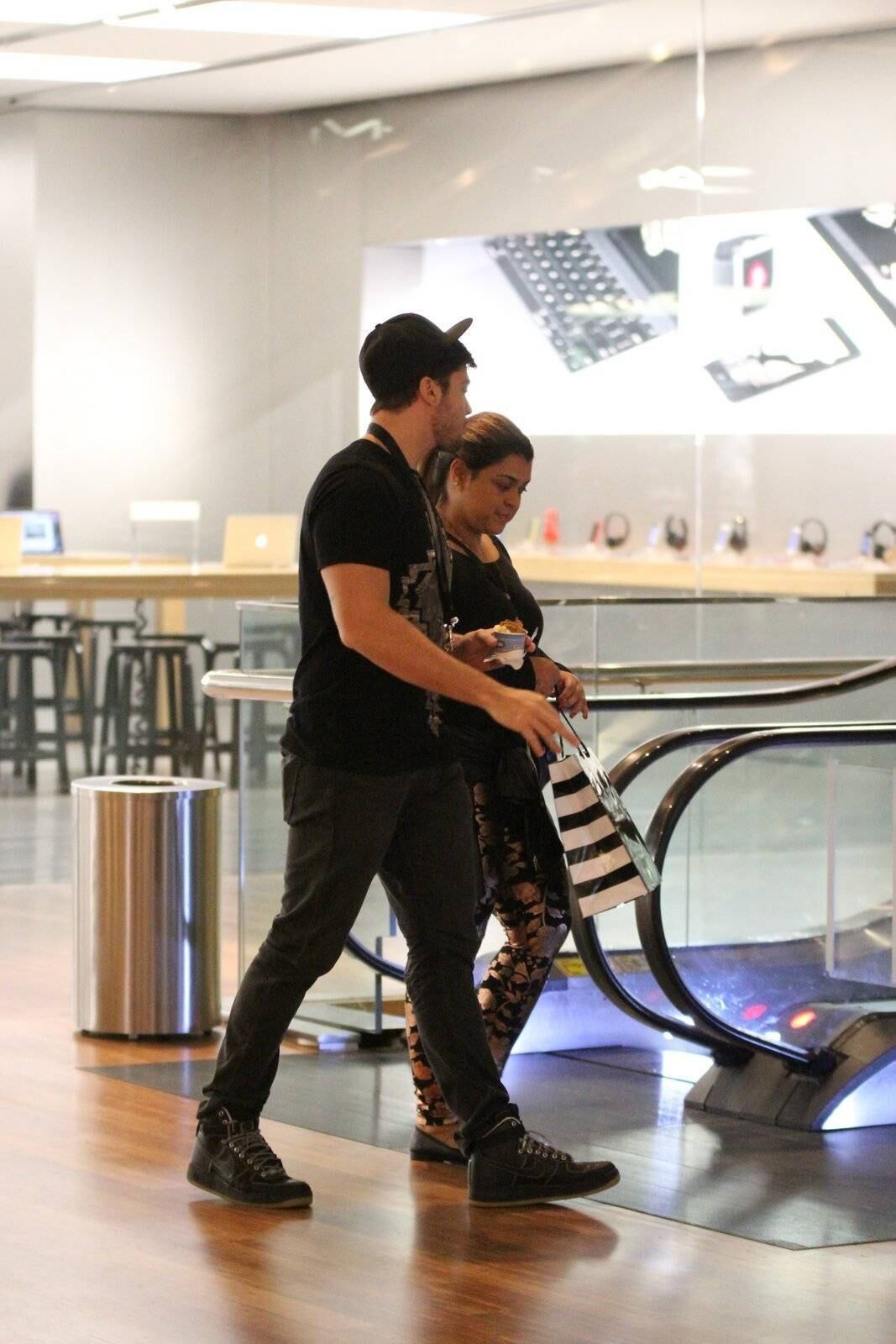 Preta Gil e Rodrigo Godoi passeando pelo shopping Village Mall, Rio de Janeiro