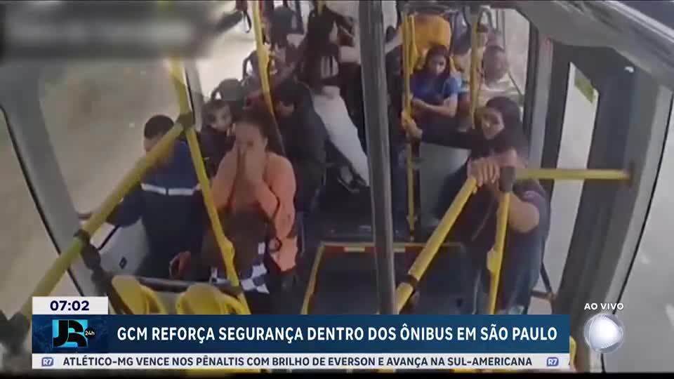 Guardas civis reforçam segurança dentro de ônibus após ataques em São Paulo