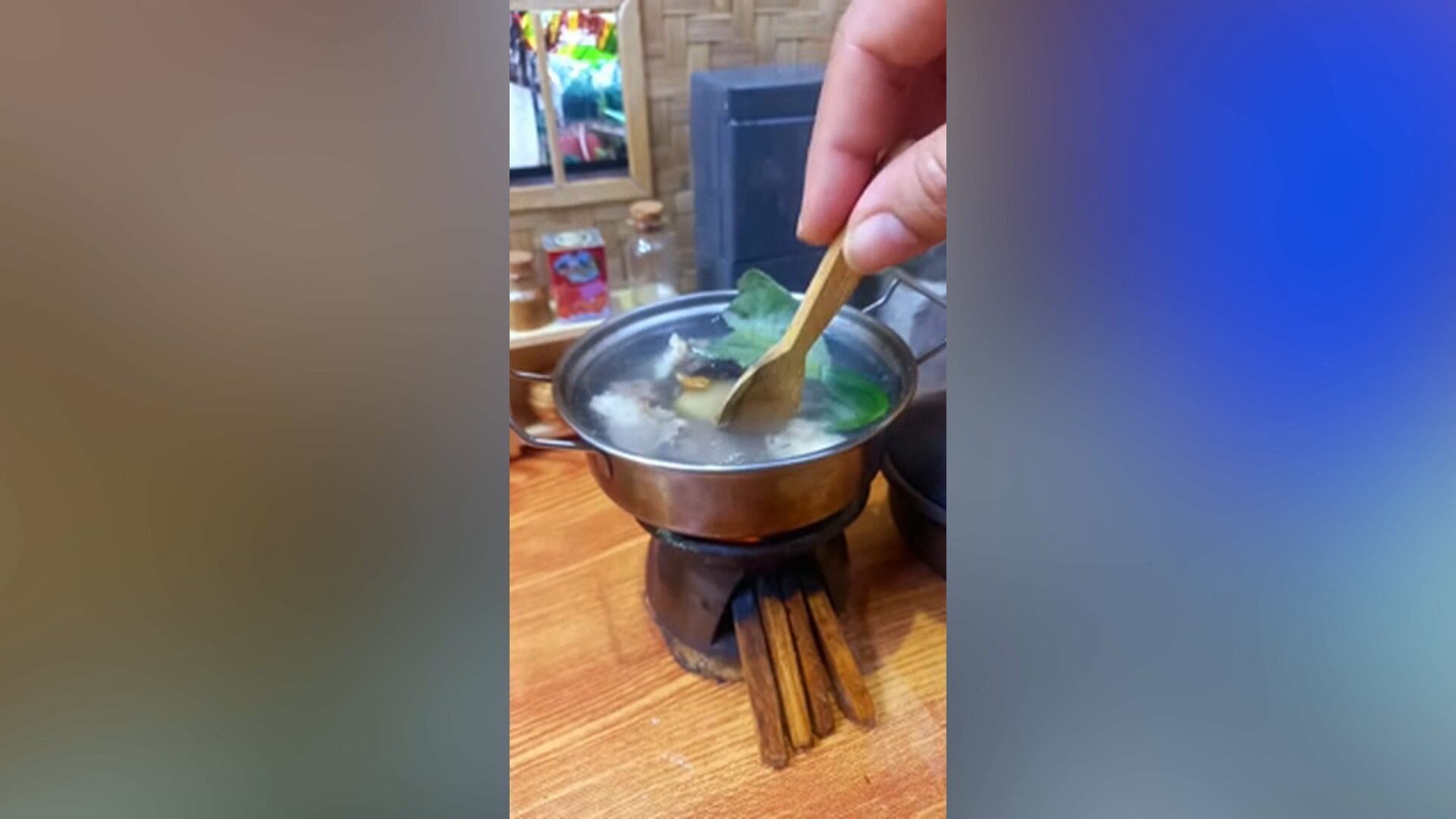 Cozinheiro faz sucesso com vídeos preparando refeições em miniatura