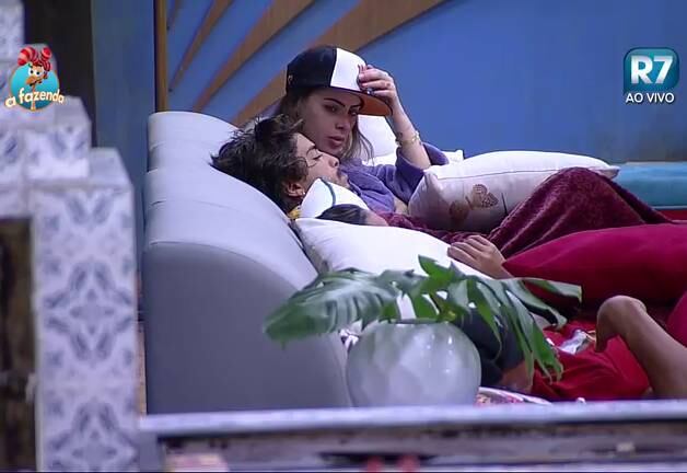 "Pode não ser nada também. Em dois dias passa", brincou Douglas. "Só queria que a gente não perdesse isso", pediu Rayanne. A gata ainda disse que decidiu conversar com ele porque percebeu algo diferente nas atitudes dele, durante a Festa Hippie 

+ ”Se eu for Fazendeira vou colocar essas patricinhas para trabalhar”, avisa Li Martins
+ Luka desiste de prova e JP Mantovani ganha Prova da Chave
+ Lindas e sensuais! Peoas da oitava edição de A Fazenda são de tirar o fôlego

