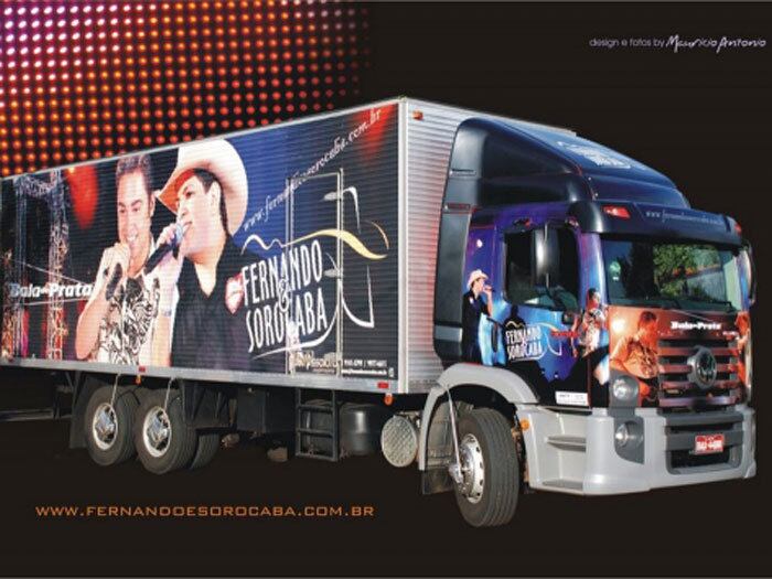 A dupla Fernando & Sorocaba, além do ônibus personalizado, também já
fez uso de carreta. Só para personalizar a parte externa do caminhão,
eles desembolsaram quase R$ 10 mil