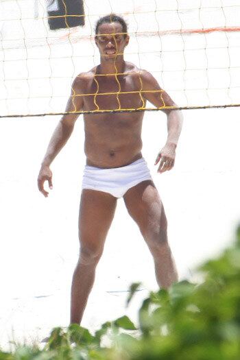 Ronaldinho Gaúcho curtindo um dia de praia com a peça branca 