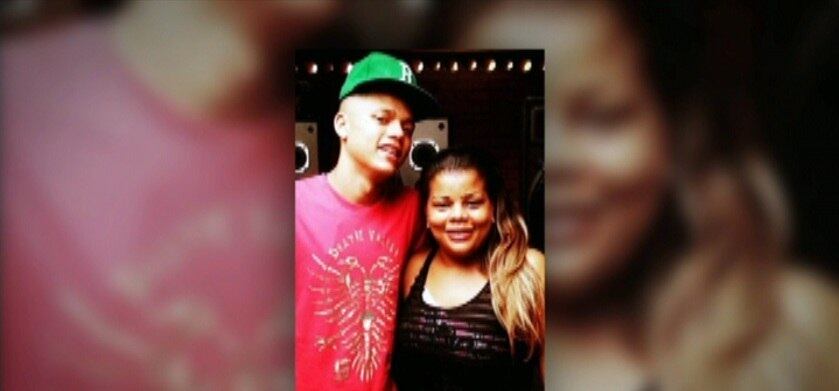 Cantores de funk postaram mensagens nas redes sociais em solidariedade a Tati Quebra Barraco, após morte de filho durante operação policial no Rio. Além de Yuri Lourenço da Silva, de 19 anos, outro homem, identificado como Jean Rodrigues de Jesus, de 22 anos,
também morreu. As palavras de carinho chegam em meio às mensagens de ódio postadas na página da funkeira nas redes sociais. O enterro de Yuri aconteceu na tarde desta segunda-feira (12) em um cemitério de Jacarepaguá, zona oeste do Rio. A cerimônia foi restrita a familiares e amigos da funkeira. Segundo mensagem postada pela cantora no Twitter, um policial militar foi responsável pelo tiro que matou Yuri: “A PM tirou um pedaço de mim que jamais será preenchido. A PM matou o meu filho. Essa dor nunca irá se cicatrizar”. O
caso chegou à delegacia da Barra como auto de resistência. A Polícia está
investigando as circunstâncias em que as mortes aconteceram. Junto com os dois jovens, foram apreendidos 153 trouxinhas de maconha, 221 sacolés de cocaína, 2 rádios transmissores e 1 pistola israelense de 9mm. Assista ao vídeo