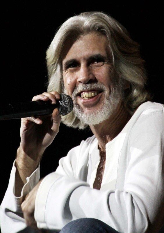 Oswaldo Montenegro além de cantor, compõe trilhas sonoras para peças teatrais, balés, cinemas e televisão. Nasceu no Rio de Janeiro em 1956. Tem uma das parcerias mais sólidas da MPB (Música Popular Brasileira) ao lado de Madalena Salles. A decisão de se tornar um músico profissional veio com sua mudança para Brasília, em 1971. Na capital federal começou a ter contato com festivais e grupos de teatro e dança estudantis. Tem grandes sucessos gravados e uma carreira sólida