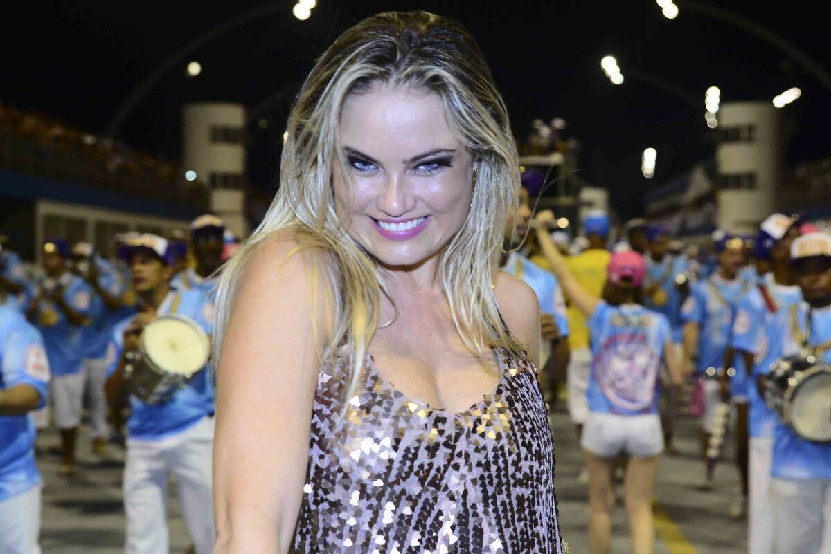 Ellen Roche desfila no ensaio técnico da Rosas de Ouro, em São Paulo