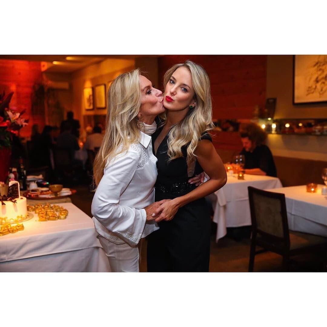 A apresentadora Ticiane Pinheiro postou uma foto ganhando um beijinho da mãe, Helô Pinheiro, e se declarou:


— Feliz Dia das Mães para a melhor mãe do mundooooo !!! Mãe, obrigada por tudo que você fez e faz para mim e para nossa família. Te amooooo ABSURDAMENTE 