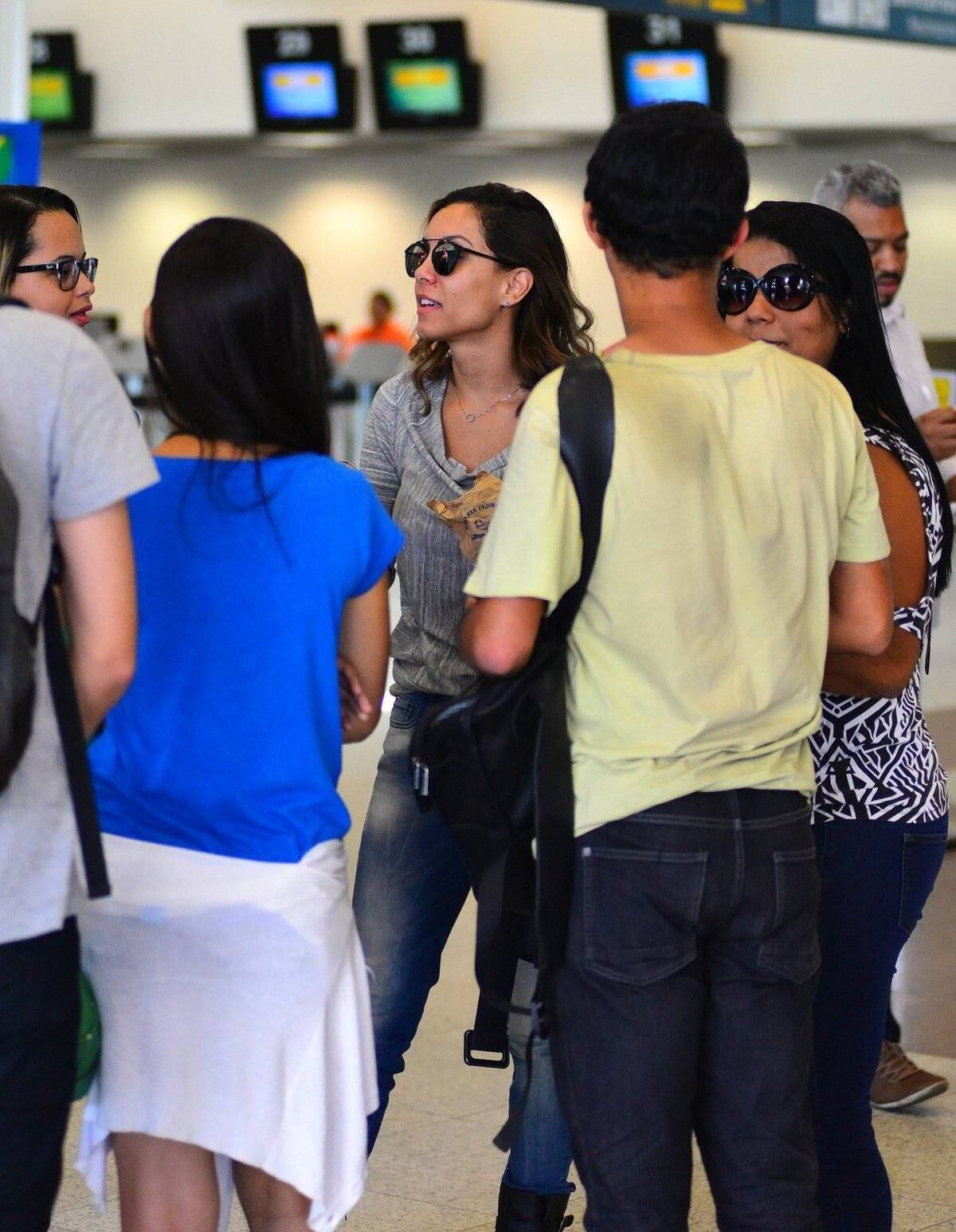 A ex-BBB foi abordada por fãs