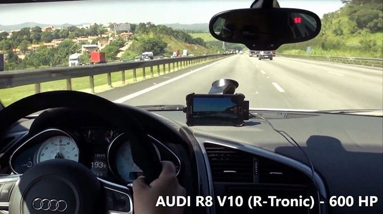 A rodovia dos Bandeirantes, uma das mais movimentadas de São Paulo e do Brasil, foi palco de uma "corrida" ilegal e extremamente perigosa. Um homem ao volante de um poderoso Audi R8 V10 (que custa cerca de R$ 800 mil) desafiou outros dois rapazes que viajavam em motos superesportivas de 1000cc — Suzuki GSXR e Kawasaki Ninja ZX 10R.

Ao perceber que estava diante de motos "de corrida", o homem a bordo do Audi começou uma perseguição implacável. O pega durou cerca de cinco minutos e foi inteiro gravado em vídeo. Covarde, o motorista "playboy" chegou a pressionar os motoqueiros. O velocímetro marcou 280 km/h em plena luz do dia, com tráfego intenso na estrada.

Veja na sequência o "take a take" do vídeo do crime, publicado e posteriormente removido do Youtube

Saiba tudo sobre carros! Acesse www.r7.com/carros