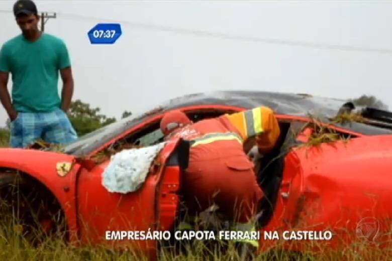 Um empresário capotou uma Ferrari avaliada em R$ 1,1 milhão na rodovia Castello Branco, na região de Bauru, interior de São Paulo. O acidente aconteceu depois do veículo derrapar por causa da chuva que caía na estrada. A informação é da PRF (Polícia Rodoviária Federal)